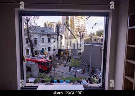 Okhmatdyt Hospital Missile Strike, Kiev, Ucraina. Operazioni di pronto soccorso presso l'ospedale pediatrico di Okhmatdyt a seguito di un attacco missilistico russo diretto sulla struttura. Crediti: Zachary Tarrant/Alamy Live News Foto Stock