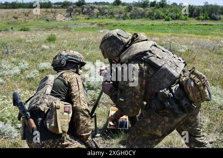 Zaporizhzhia, Ucraina. 8 luglio 2024. I militari ucraini della 15a Brigata (Kara-Dag) della Guardia Nazionale Ucraina si preparano a sparare un mortaio da 82 mm durante le pratiche militari. Ucraina e Russia stanno affrontando una "estate mortale” durante la quale entrambe le parti subiranno pesanti perdite e potrebbero non essere in grado di raggiungere una svolta decisiva. Per l’Ucraina, il compito ora sarà quello di mantenere le sue posizioni in prima linea con nuove armi occidentali. A sua volta, la Russia continuerà a usare le sue solite tattiche: Assalti di carne per piccoli successi. Credito: SOPA Images Limited/Alamy Live News Foto Stock