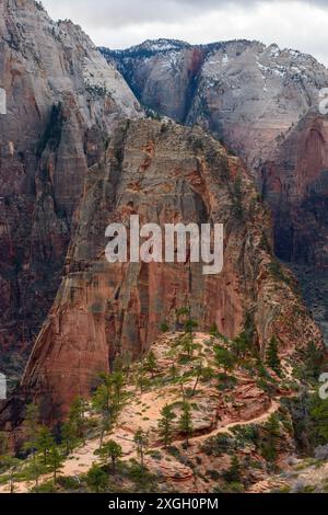 Vista aerea mozzafiato dell'iconico Angels Landing Trail e della formazione rocciosa allo Zion National Park nello Utah. Il paesaggio presenta scogliere torreggianti Foto Stock