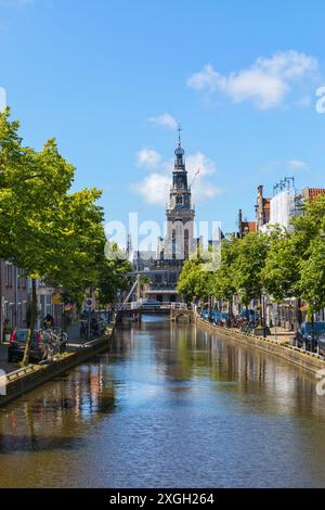 Zijdam Canal ad Alkmaar, vista della storica pesa sul mercato del formaggio Foto Stock