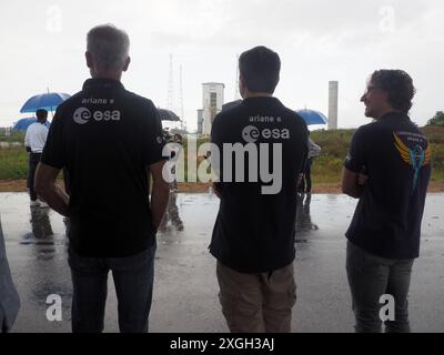 Kourou, Francia. 9 luglio 2024. La gente guarda il primo modello di volo del nuovo lanciatore europeo Ariane 6 nel suo sito di lancio mentre l'impalcatura mobile di lavoro viene spostata. Il razzo sarà lanciato nello spazio per la prima volta il Tuesday Credit: Rachel Boßmeyewr/dpa/Alamy Live News Foto Stock