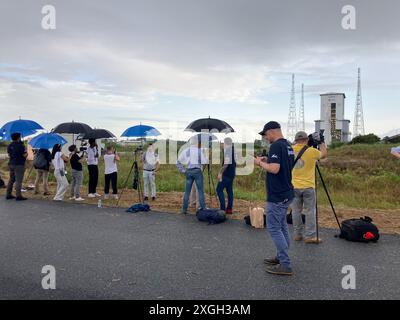 Kourou, Francia. 9 luglio 2024. La gente guarda il primo modello di volo del nuovo lanciatore europeo Ariane 6 nel suo sito di lancio mentre l'impalcatura mobile di lavoro viene spostata. Il razzo sarà lanciato nello spazio per la prima volta il Tuesday Credit: Rachel Boßmeyewr/dpa/Alamy Live News Foto Stock