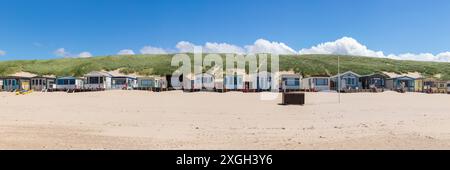 Vista panoramica delle capanne sulla spiaggia con dune sullo sfondo a Egmond aan Zee, Olanda settentrionale, Paesi Bassi Foto Stock