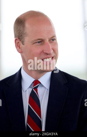 Il Principe di Galles, Royal Honorary Air Commodore, RAF Valley, durante una visita alla base aerea della RAF Valley ad Anglesey, per la prima volta da quando ha assunto il ruolo di re Carlo III. Data foto: Martedì 9 luglio 2024. Foto Stock