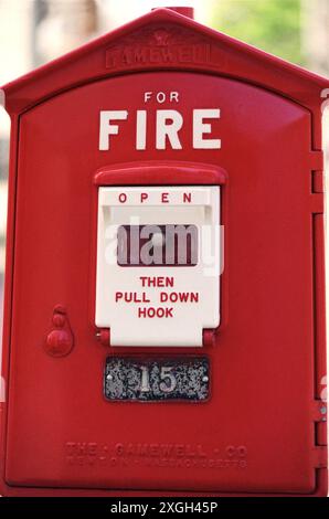 Una cassetta di allarme antincendio in Massachusetts, U.S.A., circa 1996 Foto Stock