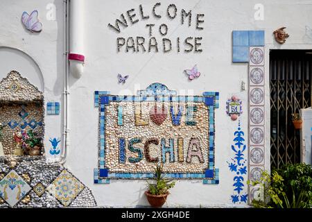 Ischia Port piastrelle accoglienti su un muro vicino Foto Stock