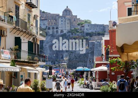 Il Castello Aragonese d'Ischia è una maestosa fortezza medievale situata su un isolotto roccioso collegato all'isola di Ischia da un ponte in pietra Foto Stock