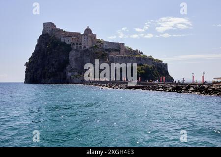 Il Castello Aragonese d'Ischia è una maestosa fortezza medievale situata su un isolotto roccioso collegato all'isola di Ischia da un ponte in pietra Foto Stock