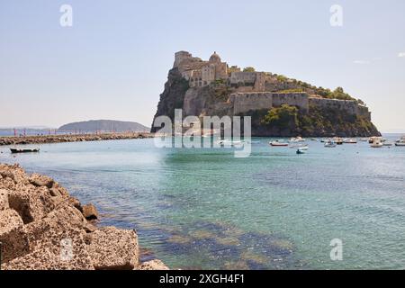 Il Castello Aragonese d'Ischia è una maestosa fortezza medievale situata su un isolotto roccioso collegato all'isola di Ischia da un ponte in pietra Foto Stock