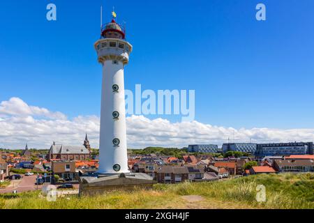 Faro JCJ van Speijk sopra la città di Egmond aan Zee, Noord-Holland, Paesi Bassi, Foto Stock