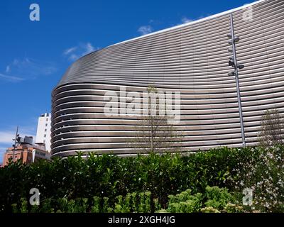 Una vista generale dell'esterno dello stadio Santiago Bernabeu del Real Madrid il 9 luglio 2024 a Madrid, Spagna. Foto Stock