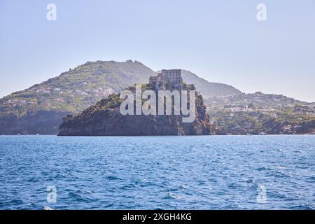 Il Castello Aragonese d'Ischia è una maestosa fortezza medievale situata su un isolotto roccioso collegato all'isola di Ischia da un ponte in pietra Foto Stock