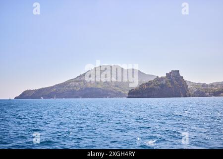 Il Castello Aragonese d'Ischia è una maestosa fortezza medievale situata su un isolotto roccioso collegato all'isola di Ischia da un ponte in pietra Foto Stock