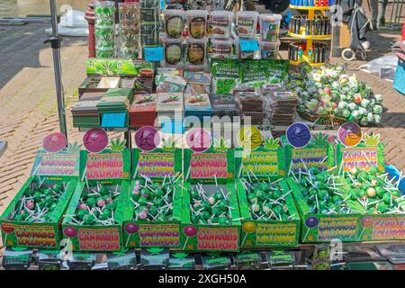 Amsterdam, Paesi Bassi - 16 maggio 2018: Bubblegum Candy with Real Cannabis Oil Lollipops Hemp Chocolate CBD Infuso Jelly Beans Green Hash Cakes Sweets Foto Stock