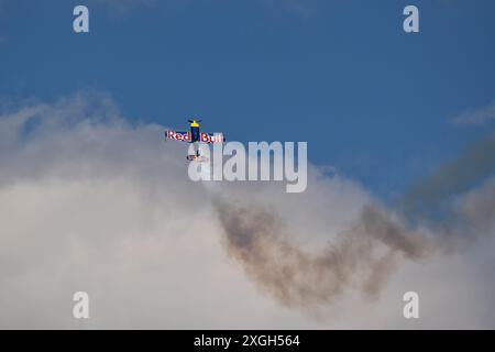 Prestazioni acrobatiche del campione europeo pilota ceco Martin Šonka su un aereo con una stampa sponsorizzata Red Bull alla giornata dell'aviazione a Břeclav, in Cechia Foto Stock