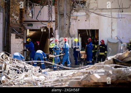 Kiev, Kiev, Ucraina. 9 luglio 2024. I lavoratori che liberano il sito dalle macerie presso l'ospedale pediatrico Ohmatdyt distrutto a Kiev dopo l'attacco missilistico russo. (Credit Image: © Andreas Stroh/ZUMA Press Wire) SOLO PER USO EDITORIALE! Non per USO commerciale! Crediti: ZUMA Press, Inc./Alamy Live News Foto Stock