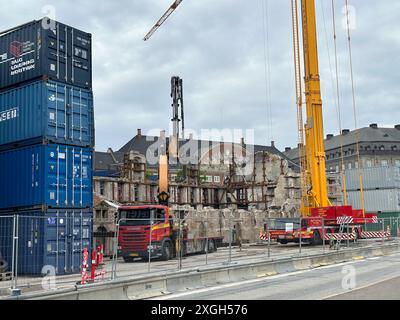 Kopenhagen, Danimarca. 9 luglio 2024. Vista della vecchia borsa (Børsen) bruciata e collassata a Copenaghen. L'edificio di quasi 400 anni ha preso fuoco il 16 aprile 2024 e fu in gran parte distrutto di conseguenza. Il Palazzo di Christiansborg, sede del parlamento danese, può essere visto sullo sfondo sulla destra. Crediti: Steffen Trumpf/dpa/Alamy Live News Foto Stock