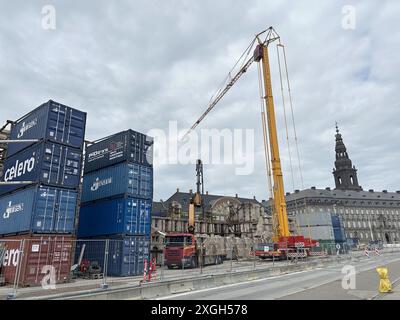 Kopenhagen, Danimarca. 9 luglio 2024. Vista della vecchia borsa (Børsen) bruciata e collassata a Copenaghen. L'edificio di quasi 400 anni ha preso fuoco il 16 aprile 2024 e fu in gran parte distrutto di conseguenza. Il Palazzo di Christiansborg, sede del parlamento danese, può essere visto sullo sfondo sulla destra. Crediti: Steffen Trumpf/dpa/Alamy Live News Foto Stock