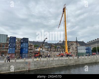 Kopenhagen, Danimarca. 9 luglio 2024. Vista della vecchia borsa (Børsen) bruciata e collassata a Copenaghen. L'edificio di quasi 400 anni ha preso fuoco il 16 aprile 2024 e fu in gran parte distrutto di conseguenza. Crediti: Steffen Trumpf/dpa/Alamy Live News Foto Stock