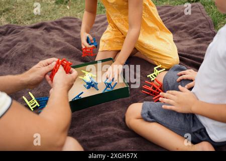 In una giornata di sole, la famiglia gioca a staccarsi insieme all'aperto Foto Stock