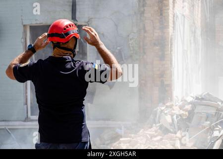 Kiev, Kiev, Ucraina. 9 luglio 2024. Pompiere che mette le mani in alto mentre il fumo sale all'ospedale infantile Ohmatdyt distrutto a Kiev dopo l'attacco missilistico russo. (Credit Image: © Andreas Stroh/ZUMA Press Wire) SOLO PER USO EDITORIALE! Non per USO commerciale! Crediti: ZUMA Press, Inc./Alamy Live News Foto Stock