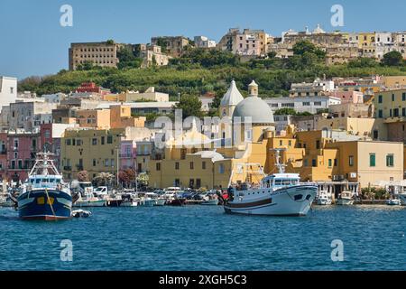 Procida è un'isola incantevole nella baia di Napoli, in Italia, conosciuta per le sue case vibranti, dai colori pastello e i pittoreschi porti. Foto Stock