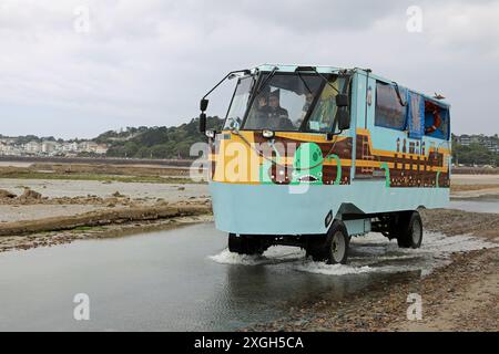 Traghetto per il castello di Elizabeth sulla strada rialzata a Saint Aubins Bay, Jersey Foto Stock