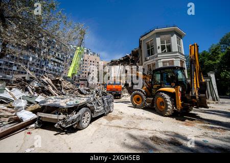 Kiev, Kiev, Ucraina. 9 luglio 2024. I lavoratori che eliminano i detriti all'ospedale infantile Ohmatdyt distrutto a Kiev dopo l'attacco missilistico russo. (Credit Image: © Andreas Stroh/ZUMA Press Wire) SOLO PER USO EDITORIALE! Non per USO commerciale! Crediti: ZUMA Press, Inc./Alamy Live News Foto Stock