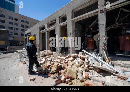 Kiev, Kiev, Ucraina. 9 luglio 2024. I lavoratori che eliminano i detriti all'ospedale infantile Ohmatdyt distrutto a Kiev dopo l'attacco missilistico russo. (Credit Image: © Andreas Stroh/ZUMA Press Wire) SOLO PER USO EDITORIALE! Non per USO commerciale! Crediti: ZUMA Press, Inc./Alamy Live News Foto Stock