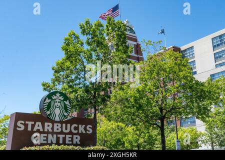 Seattle, Stati Uniti. 6 luglio 2024. Un cartello con il logo Starbucks segna il bordo della sede centrale dello Starbucks Support Center a Seattle, Washington, il 6 luglio 2024. (Foto di Nate Koppelman/Sipa USA) credito: SIPA USA/Alamy Live News Foto Stock