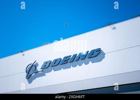 Seattle, Stati Uniti. 6 luglio 2024. Un cartello con il logo Boeing segna l'ingresso di una struttura Boeing vicino al Boeing Field a Seattle, Washington, il 6 luglio 2024. (Foto di Nate Koppelman/Sipa USA) credito: SIPA USA/Alamy Live News Foto Stock