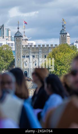 La gente cammina sul Tower Bridge di Londra, dato che molti turisti dovrebbero visitare la capitale durante la stagione estiva delle vacanze. Foto Stock