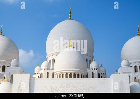 Abu Dhabi, Emirati Arabi Uniti - 4 gennaio 2024: La maestosa grande Moschea dello sceicco Zayed sotto il cielo limpido. Foto Stock