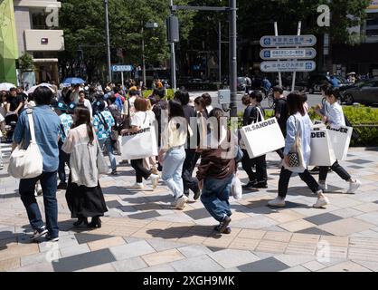 Acquirenti nel quartiere Harajuku di Tokyo Giappone Foto Stock