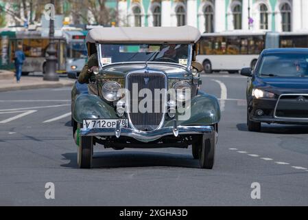 SAN PIETROBURGO, RUSSIA - 21 MAGGIO 2017: Auto retrò Ford V8 Deluxe Phaeton su una strada della città in una giornata di sole. Vista frontale Foto Stock