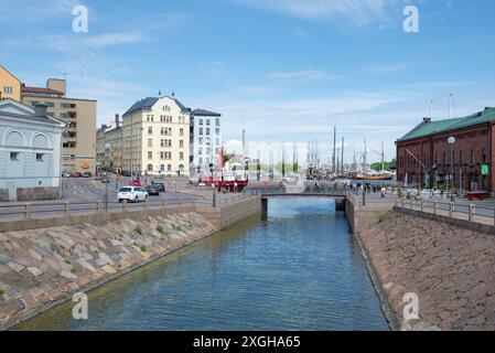 HELSINKI, RUSSIA - 11 GIUGNO 2017: Mattina di giugno sul canale della città Foto Stock