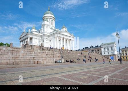 HELSINKI, RUSSIA - 11 GIUGNO 2017: Vista della cattedrale luterana di San Nicola in Piazza del Senato in un giorno di giugno di sole Foto Stock