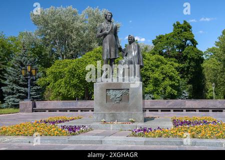 PSKOV, RUSSIA - 11 GIUGNO 2024: Monumento al poeta russo A.S. Pushkin e alla sua tata Arina Rodionovna in un giorno di giugno di sole Foto Stock