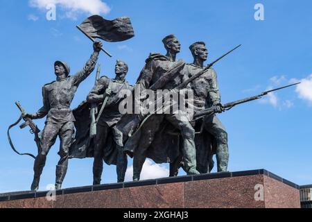 SAN PIETROBURGO, RUSSIA - 30 GIUGNO 2024: I soldati sono i difensori di Leningrado. Frammento della composizione scultorea del monumento all'heroi Foto Stock