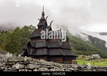 BORGUND, NORVEGIA - 13 AGOSTO 2016: Stave Church di Borgund (stavkyrkje) in Norvegia in un clima nebbioso e nuvoloso Foto Stock