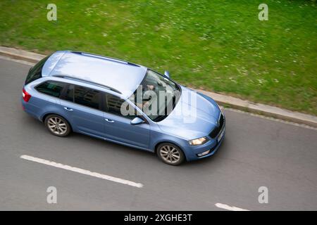 OSTRAVA, REPUBBLICA CECA - 27 MAGGIO 2024: Station wagon Blue Skoda Octavia Combi con effetto motion blur Foto Stock