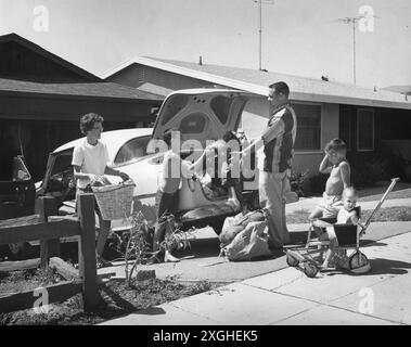 Tempo libero, escursione, gtting per la famiglia pronto per il viaggio su strada, Stati Uniti, circa 1955, DIRITTI AGGIUNTIVI-CLEARANCE-INFO-NON-DISPONIBILE Foto Stock