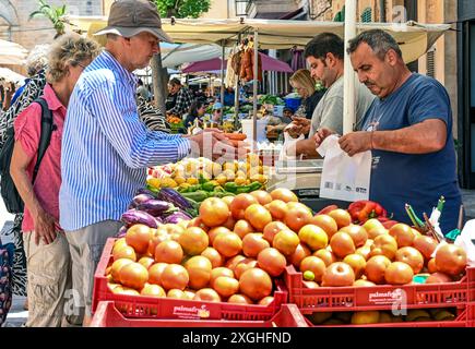 Giornata di mercato nell'incantevole villaggio tradizionale di Santanyi sull'isola spagnola di Maiorca, Spagna Foto Stock