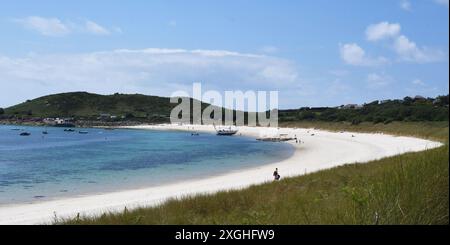 Le sabbie bianche di Par Beach sotto Higher Town, sull'isola di St Martin, nell'arcipelago Scilly. Pace e tranquillità con il blu chiaro Foto Stock