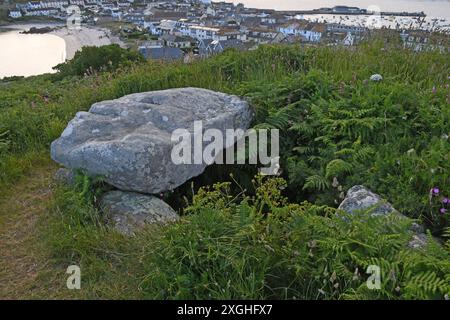 La tomba neolitica o il cairn sul colle Buzza che domina la città di Ugo su St Marys, questo grande cairn a camera fu scavato nel XVIII secolo e niente Foto Stock