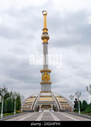 Monumento all'indipendenza ad Ashgabat, Turkmenistan, in un pomeriggio nuvoloso Foto Stock