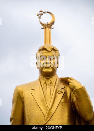 Statua di Saparmurat Niyazov nel Parco dell'indipendenza di Ashgabat, in Turkmenistan Foto Stock