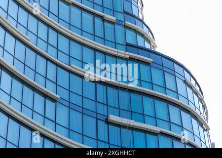 Modello di dettaglio della facciata dell'edificio con strati di finestre, dettagli urbani moderni con una prospettiva Foto Stock