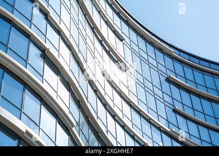 Modello di dettaglio della facciata dell'edificio con strati di finestre, dettagli urbani moderni con una prospettiva Foto Stock