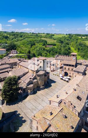 Vista aerea del castello medievale e della città di Castell'Arquato in primavera. Valle dell'Arda, Emilia-Romagna, Italia, Europa. Foto Stock